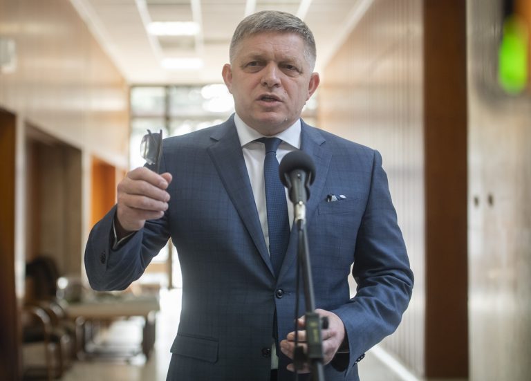 Na snímke premiér SR Robert Fico (Smer-SD) počas vyhlásenia po skončení 19. rokovania vlády SR