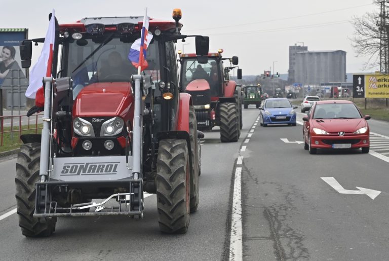 Celoslovenský protest farmárov a gazdov v Michalovciach, ktorí smerujú na hraničný priechod s Ukrajinou vo Vyšnom Nemeckom