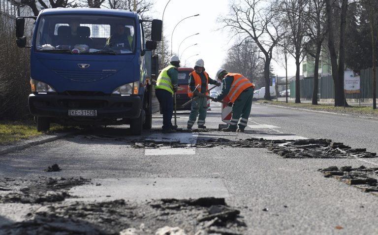 Oprava výtlkov poškodená cesta