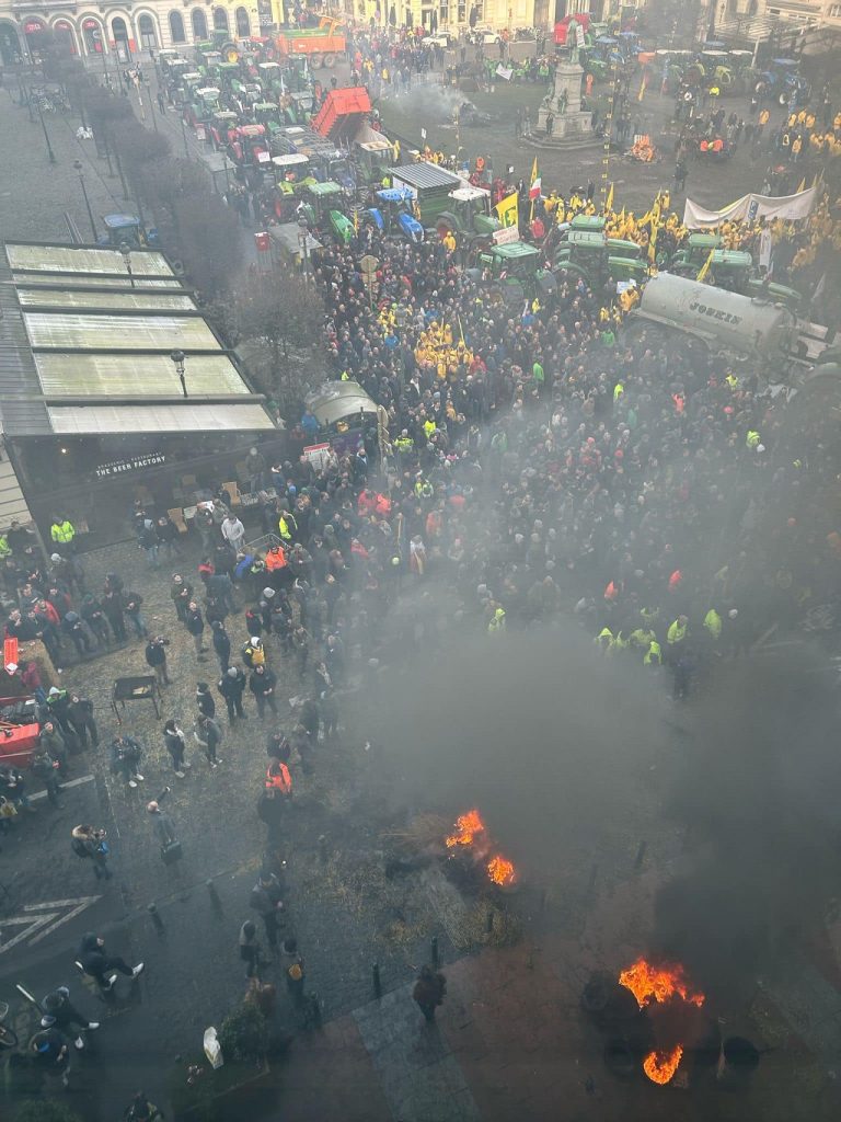 V Bruseli pred budovou EP demonštrujú farmári