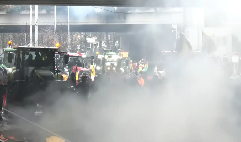 Protestujúci farmári v Bruseli postriekali policajtov tekutým hnojom a zapálili hromady pneumatík
