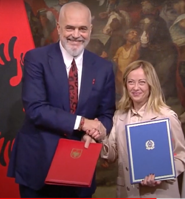 Na snímke premiér Albánska Edi Rama a talianska premiérka Giorgia Meloniová