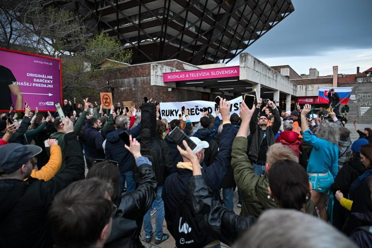 Účastníci protestného pochodu pred budovou Slovenského rozhlasu