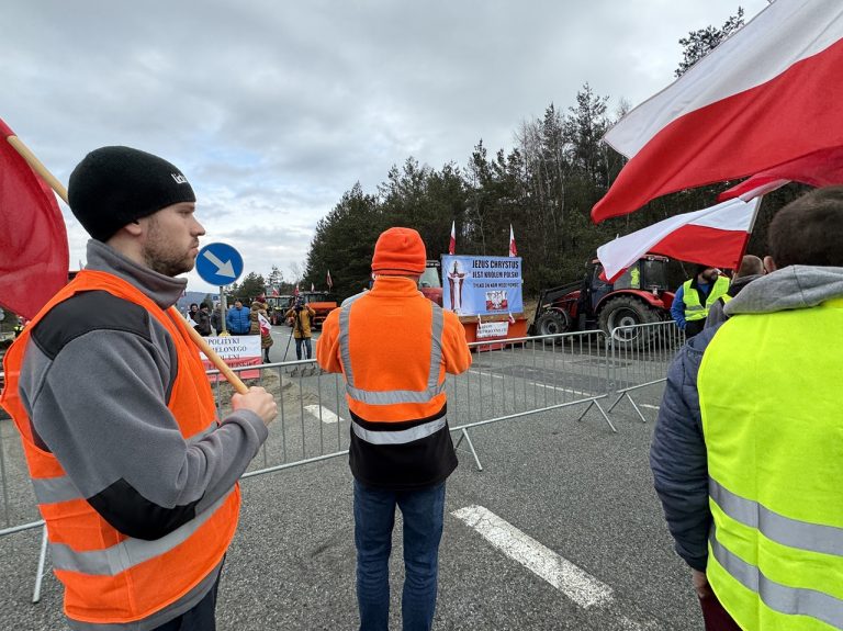 Poľskí farmári zablokovali hraničný priechod Vyšný Komárnik - Barwinek