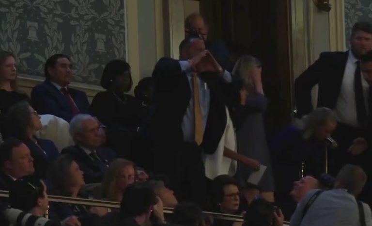 Otec zabitého veterána zakričal počas prejavu na Bidena