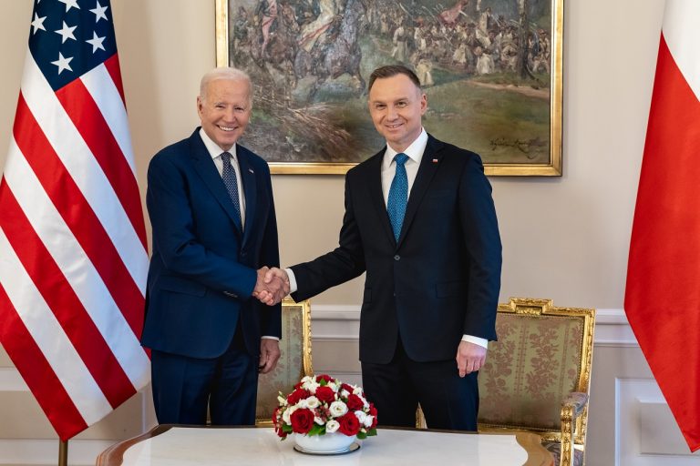 Americký prezident Joe Biden(vľavo) a poľský prezidenta Andrzej Duda na stretnutí vo februári 2023