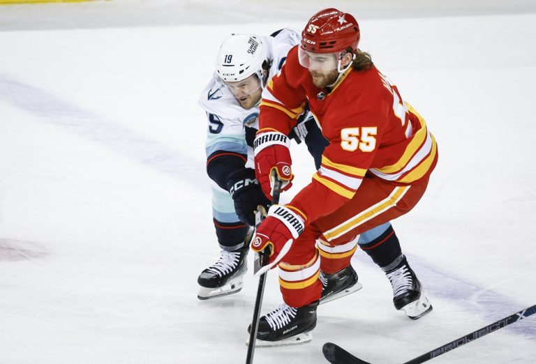 Vegas získal z Calgary obrancu Hanifina za Miromanova a draftové výbery