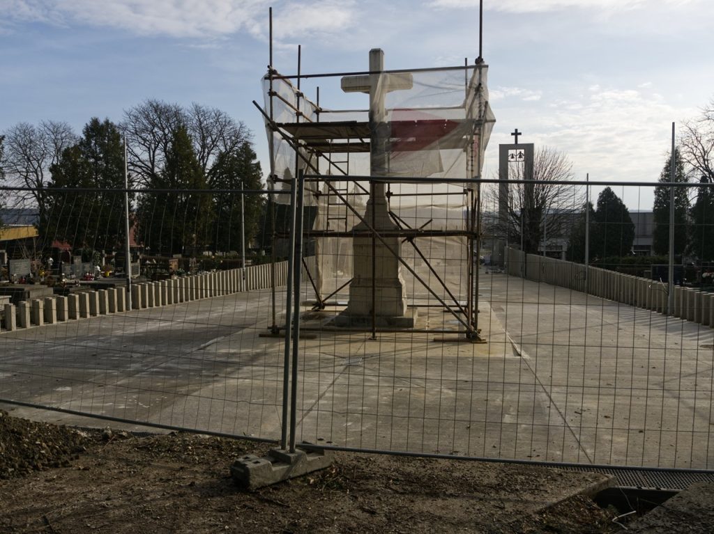 Obnova kríža verejný cintorín