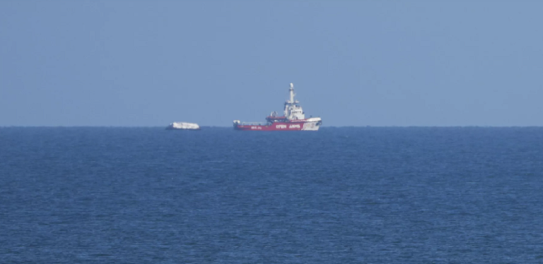 Loď s humanitárnou pomocou z Cypru dorazila k pobrežiu Gazy