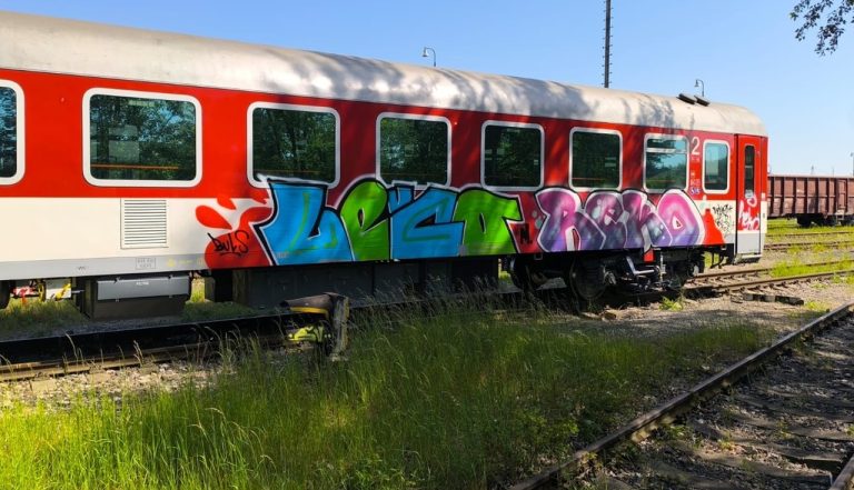 Neznámy páchateľ posprejoval viaceré vozne odstavené v Bratislave