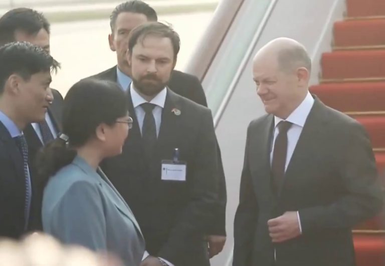 Nemecký kancelár Olaf Scholz pricestoval do Číny na trojdňovú návštevu