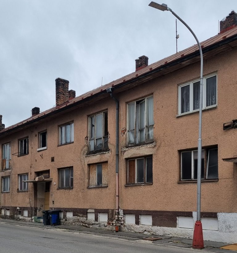 Bytovku na Moyzesovej v Čadci zbúrajú, rómski nájomníci nemajú náhradné bývanie