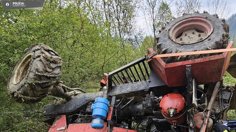 prevrátený traktor