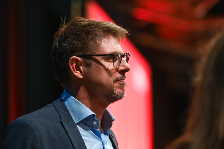 NeSkupina útočníkov napadla a zranila europoslanca SPD