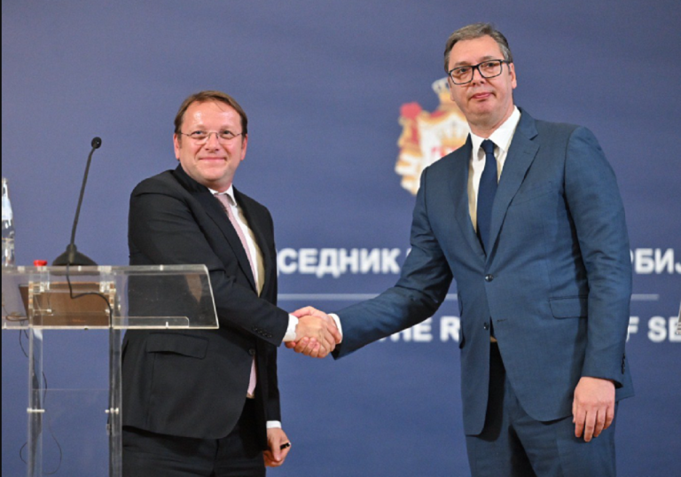 Na snímke eurokomisár pre susedskú politiku a rozširovanie Olivér Várhelyi(vľavo) a srbský prezident Aleksandar Vučić