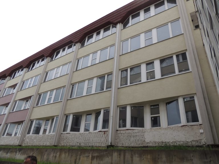 rozostavaný a chátrajúci pavilón B žiarskej nemocnice