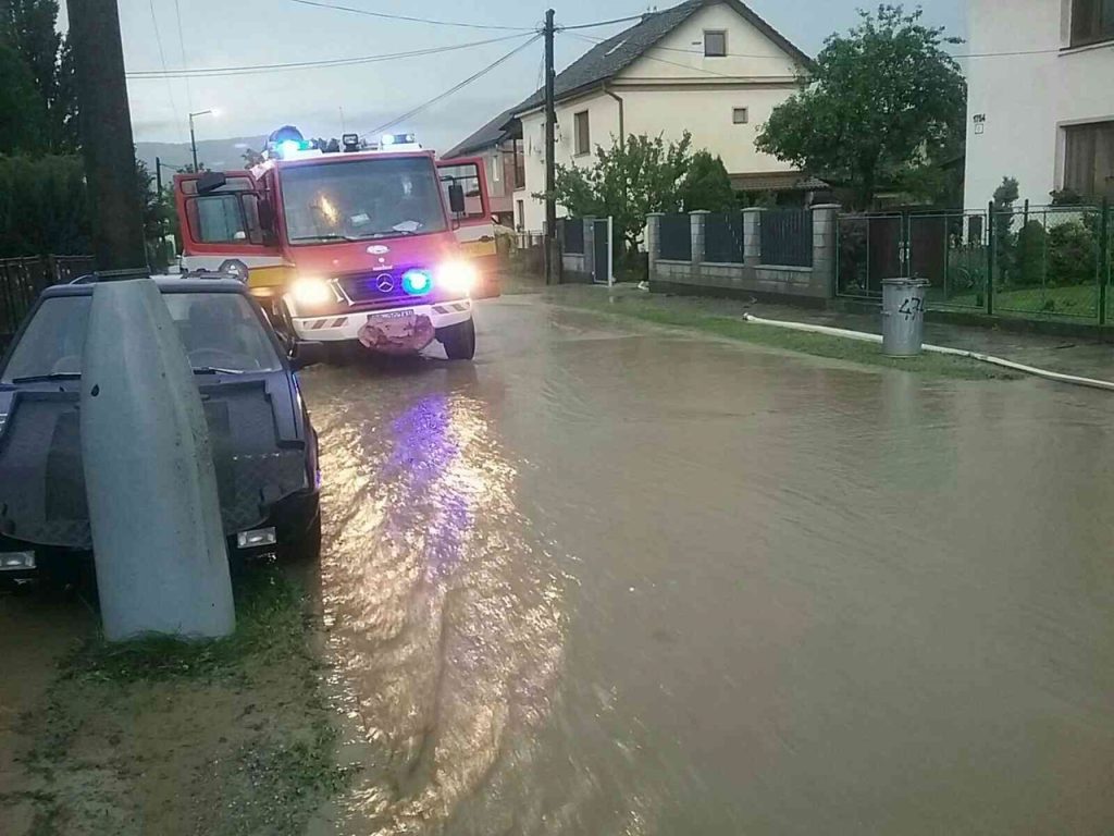 Následky výdatných zrážok likvidovalo v pondelok v TSK 80 hasičov