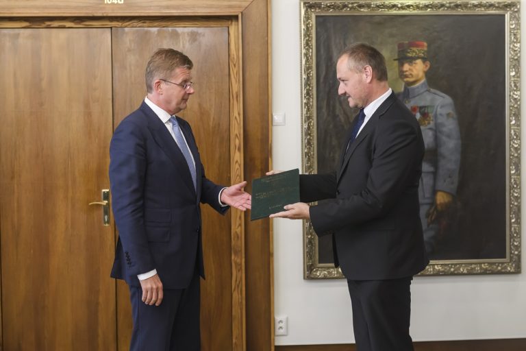 Odovzdanie zápisnice o výsledku volieb do EP Petrovi Žigovi