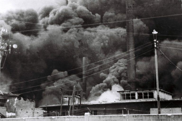 RAFINÉRIA APOLLO BOMBARDOVANIE