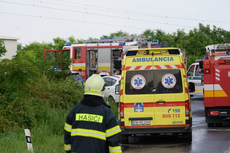 Nehoda vlaku s autobusom pri Nových Zámkoch