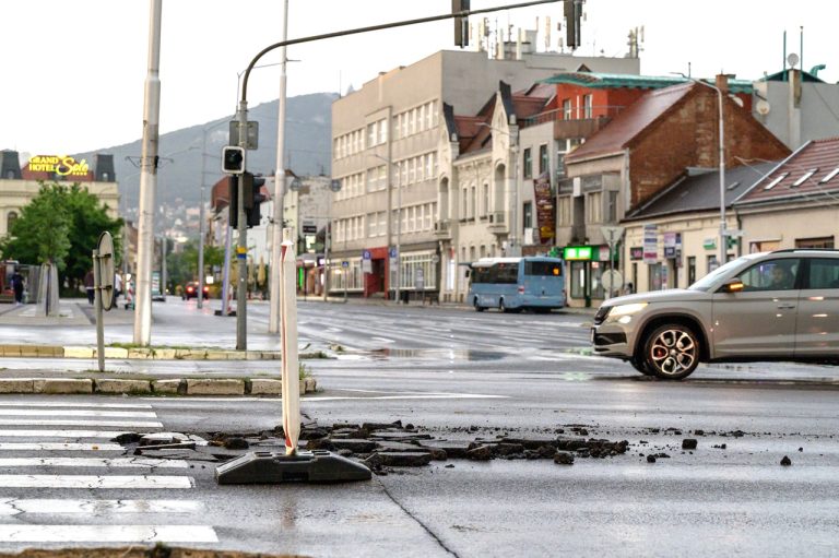 Ulice v Nitre sú po výdatných dažďoch zaplavené a neprejazdné