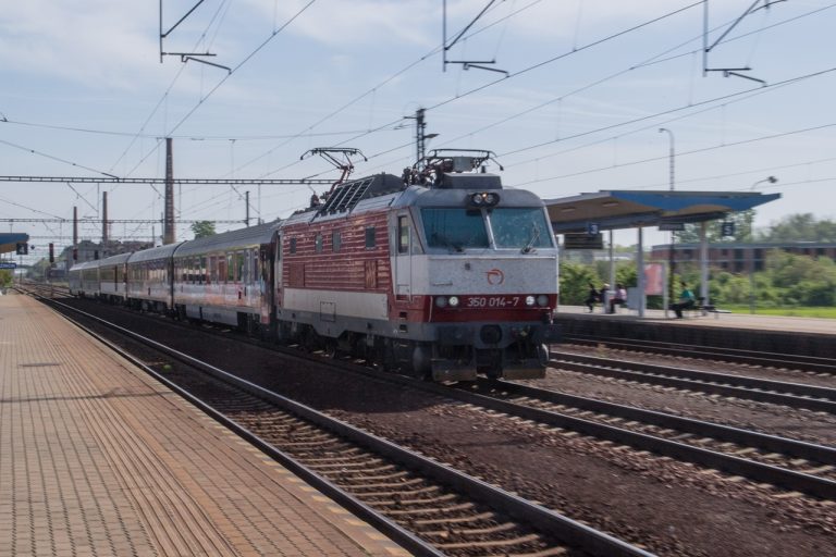 želeničná stanica v Pezinku železnica vlak vlaková súprava