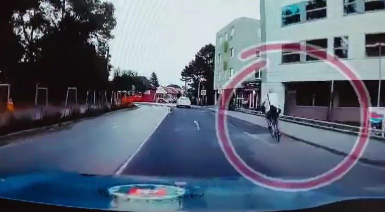 Polícia v Pezinku zadržala muža, ktorý sa vyhýbal väzeniu, mal pri sebe aj drogy