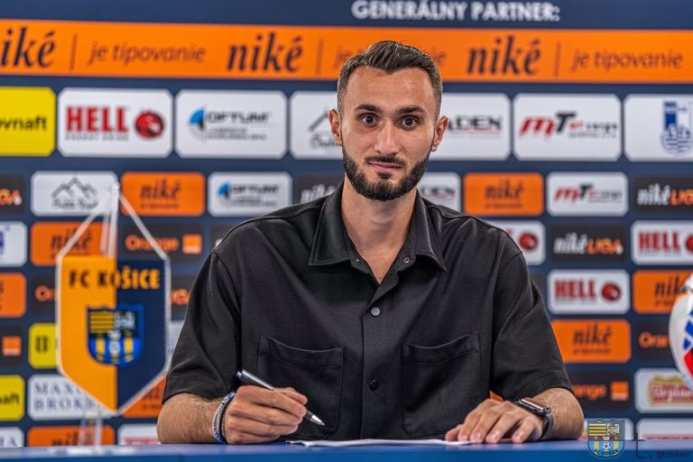 grécky futbalový útočník Giannis Niarchos
