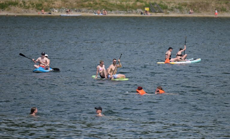 Návštevníci v rekreačnej oblasti pri vodnej nádrži Bukovec