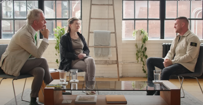 Na snímke (vľavo) Dr. Jordan B. Peterson a britský aktivista Tommy Robinson ( vpravo) v diskusii, v ktorej hovorili o narastajúcom probléme Európy s imigráciou a multikulturalizmom