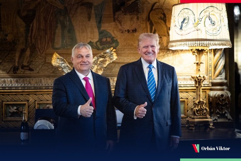 Na snímke maďarský premiér Viktor Orbán (vľavo) a bývalý americký prezident Donald Trump na stretnutí v Mar-a-Lago na Floride vo štvrtok 11. júla