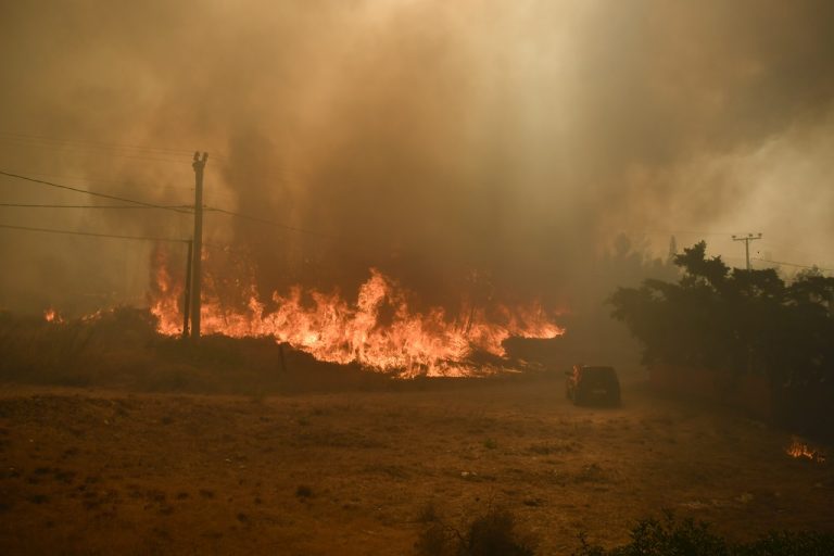 Grécko: Pre lesné požiare evakuujú nemocnice pri Aténach