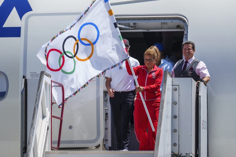 Olympijská vlajka už pristála v Los Angeles, dejisku ďalších hier