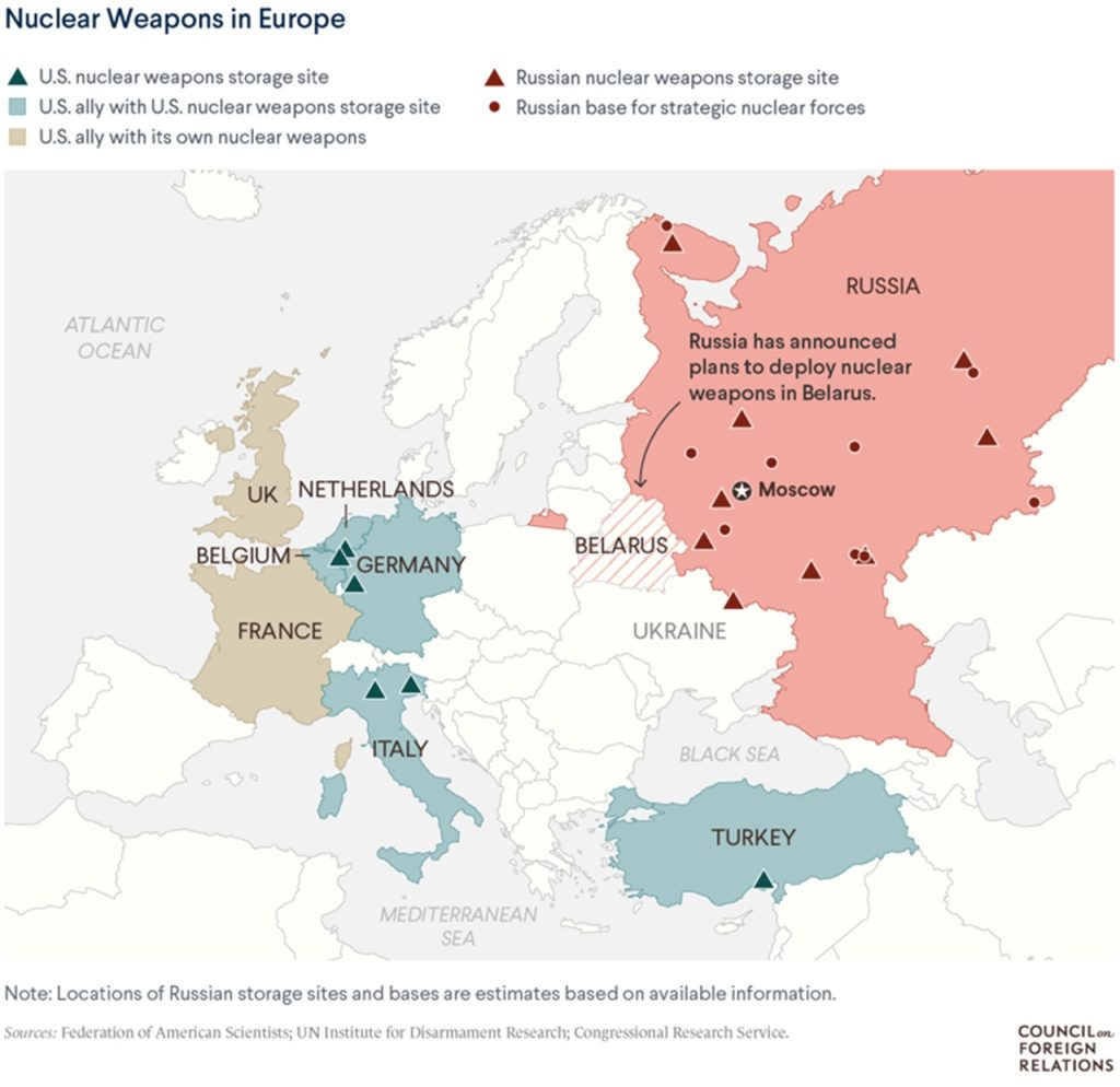 Mapa Európy znázorňujúca umiestnenie šiestich amerických skladov jadrových zbraní u spojencov USA a deviatich ruských skladov jadrových zbraní v západnom Rusku