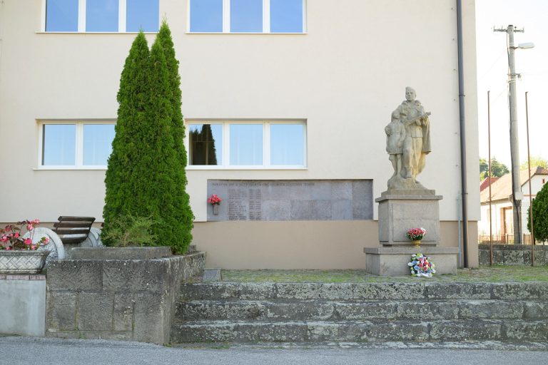 Pomník v Skýcove