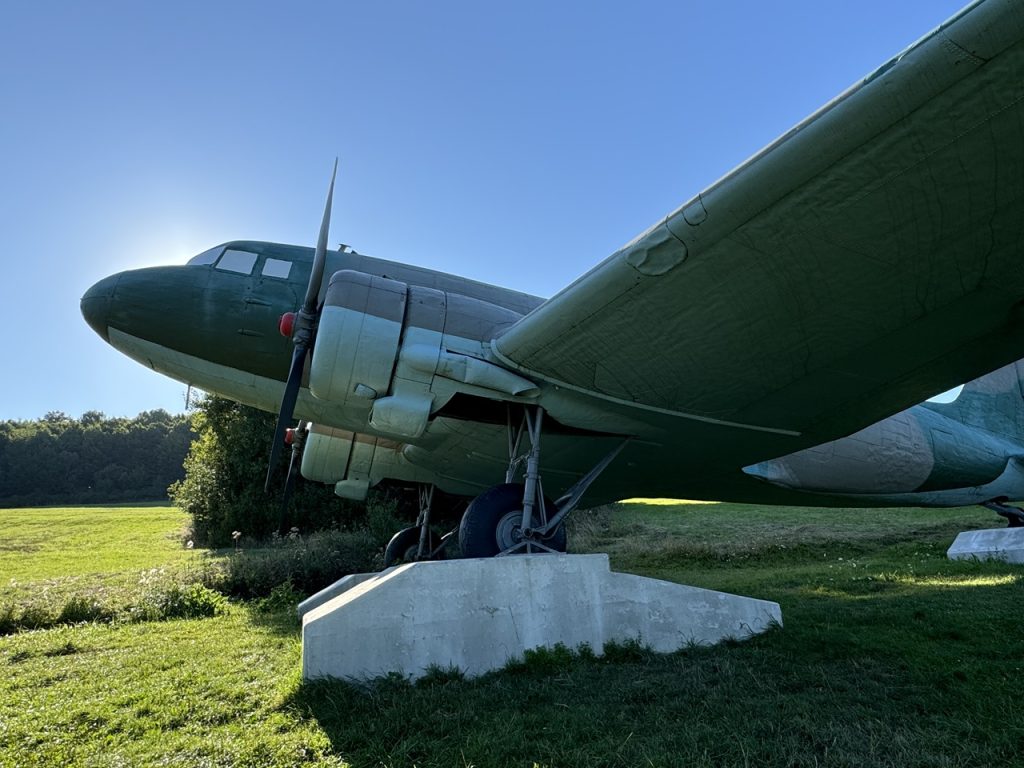 Lietadlo Lisunov Li-2 v obci Vyšný Komárnik