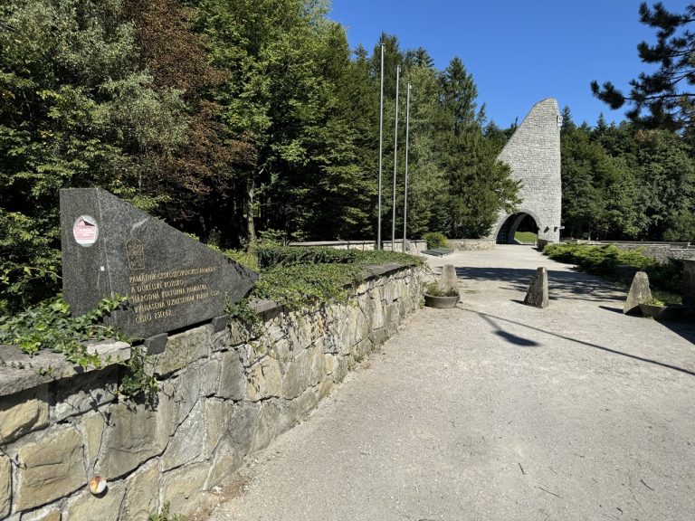 Pamätník na Dukle v obci Vyšný Komárnik