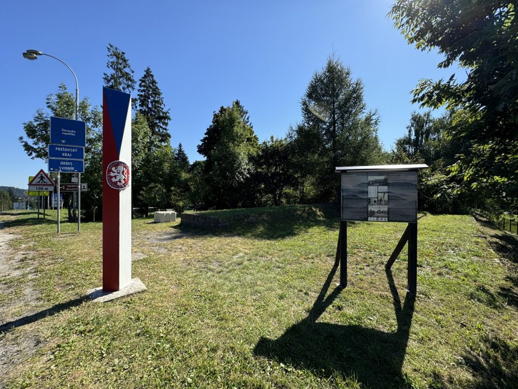Hraničný orientačný stĺp v obci Vyšný Komárnik
