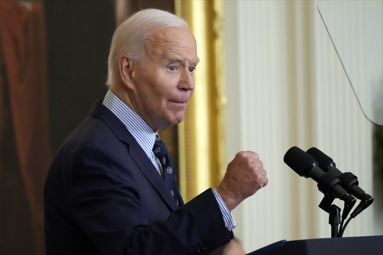 Biden chce zasiahnuť proti 3D zbraniam a zlepšiť výcvik streľby na školách