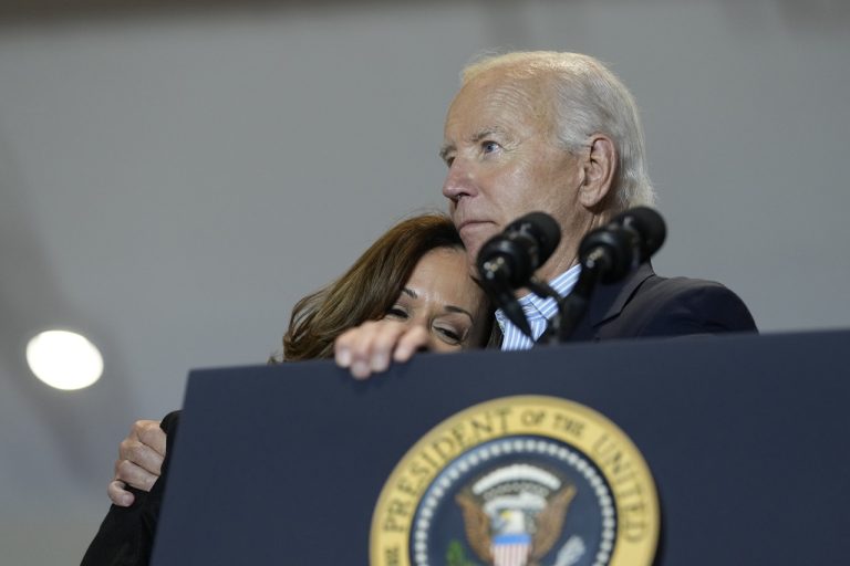 Americká viceprezidentka Kamala Harrisová a prezident USA Joe Biden spoločne vystúpili na predvolebnom mítingu v Pittsburghu