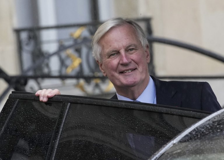 Michel Barnier na prvom zasadnutí vládneho kabinetu v Elyzejskom paláci v Paríži