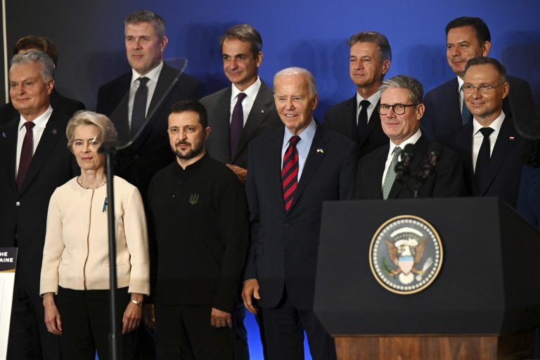 Joe Biden Volodymyr Zelenskyj Ursula von der Leyenová Keir Starmer