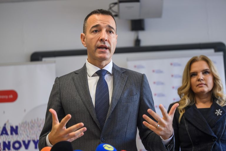 Minister školstva Tomáš Drucker odovzdal prvú techniku v rámci programu DigiEDU a predstavil cielenú podporu pre školy na prácu s technikou a novými programami