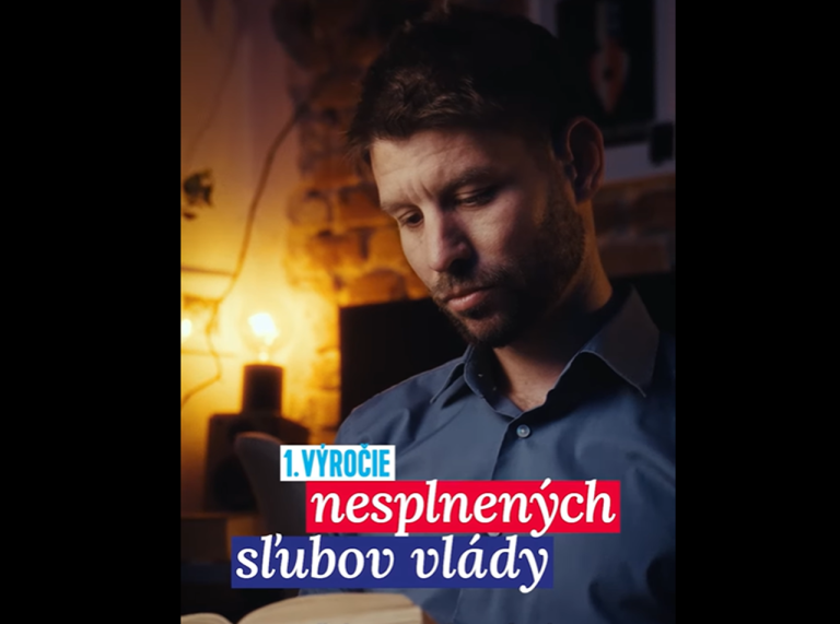 Na snímke Michal Šimečka vo videu “1. výročie nesplnených sľubov vlády“