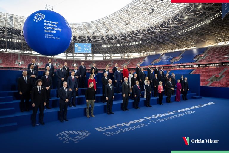 Na snímke európski lídri na samite Európskeho politického spoločenstva v Budapešti