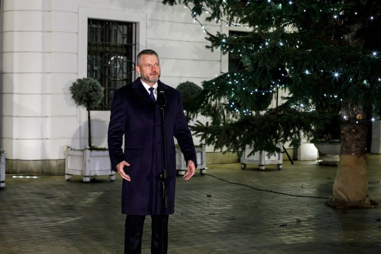 Prezident SR Peter Pellegrini slávnostne rozsvietil vianočný stromček pred Prezidentským palácom v Bratislave