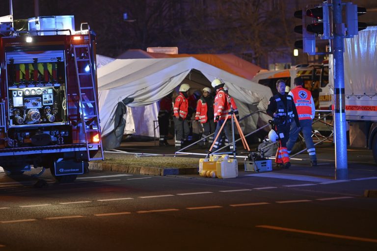 Auto vrazilo do ľudí na vianočných trhoch v Magdeburgu