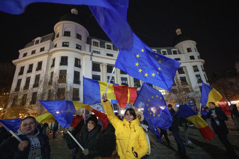 udia mávajú vlajkami Rumunska a Európskej únie (EÚ) na proeurópskom zhromaždení pred 2. kolom prezidentských volieb v Bukurešti