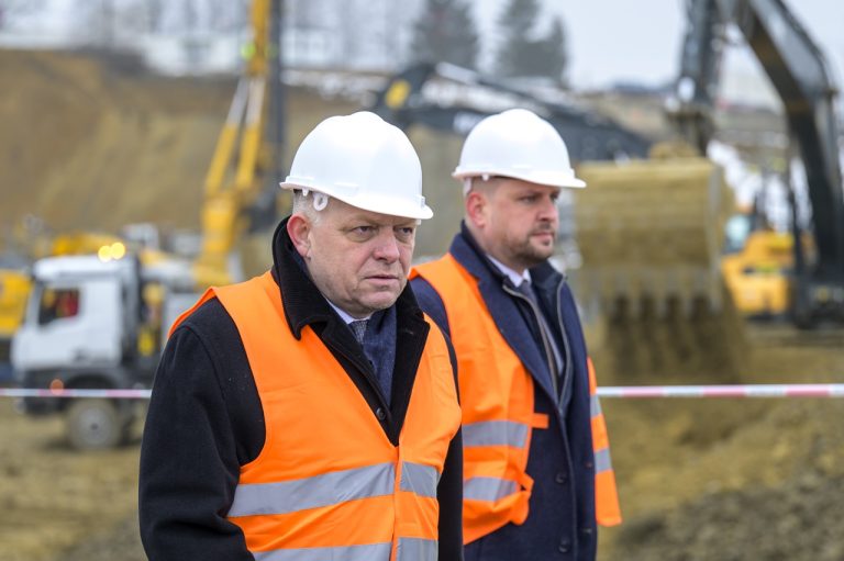 Tlačová konferencia predsedu vlády SR Roberta Fica a podpredsedu vlády a ministra obrany SR Roberta Kaliňáka o priebehu výstavby novej vojenskej nemocnice v Prešove