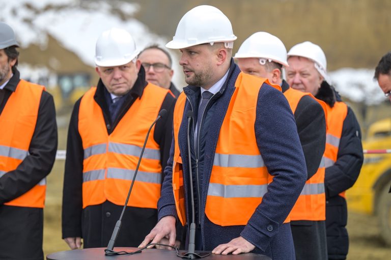 Tlačová konferencia predsedu vlády SR Roberta Fica a podpredsedu vlády a ministra obrany SR Roberta Kaliňáka o priebehu výstavby novej vojenskej nemocnice v Prešove